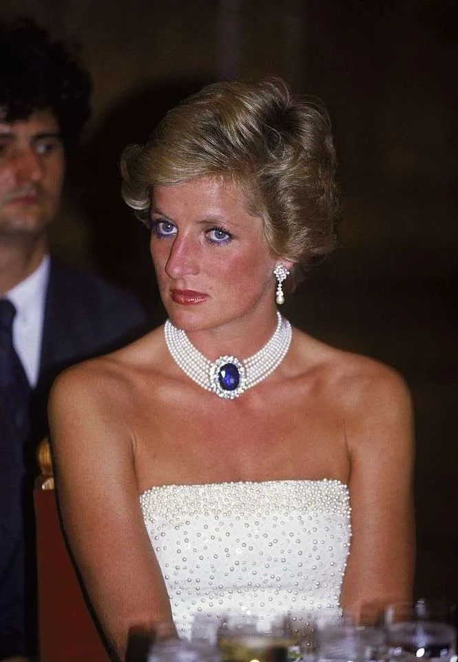 Принцесса Уэльская носит колье с жемчугом и сапфиром на официальном ужине в Будапеште, 7 мая 1990 года