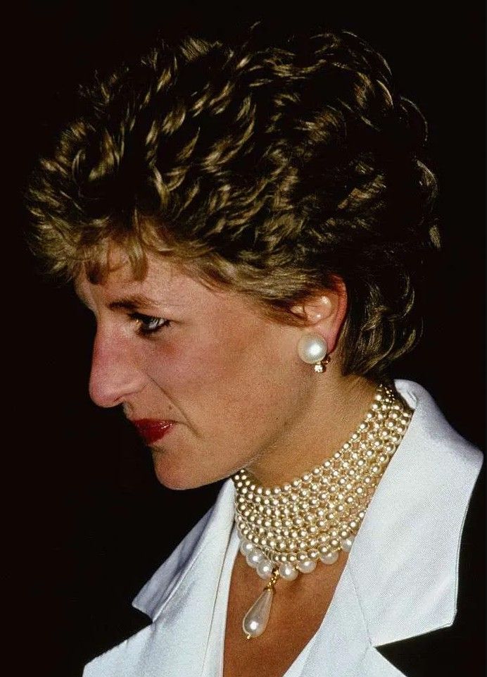 Принцесса Диана в жемчужном ожерелье на гала-представлении в Театре Ее Величества в Лондоне, 6 ноября 1993 года