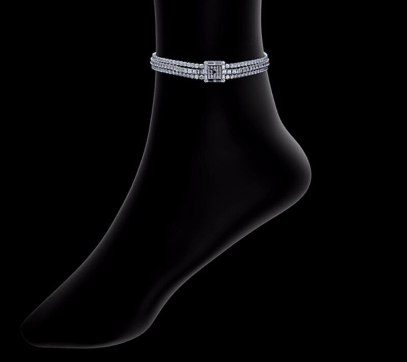 Рианна носила бриллиантовые часы от Jacob & Co. на лодыжке Рианна носила бриллиантовые часы от Jacob & Co. на лодыжке