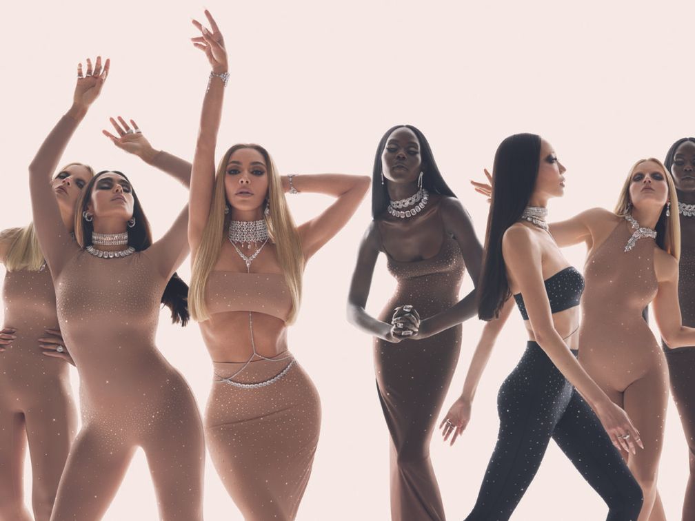 Новая коллаборация SKIMS x Swarovski представлена в рекламной кампании, созданной модным фотографом Мертом Аласом Новая коллаборация SKIMS x Swarovski представлена в рекламной кампании, созданной модным фотографом Мертом Аласом