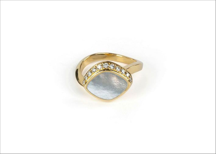 Золотое кольцо с перламутром из коллекции Pebbles