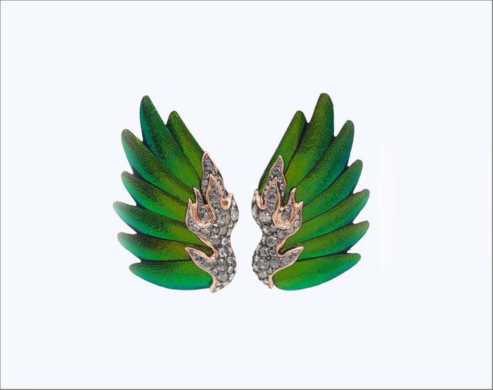 Серьги из розового золота с бриллиантами и крыльями жука скарабея Серьги из розового золота с бриллиантами и крыльями жука скарабея