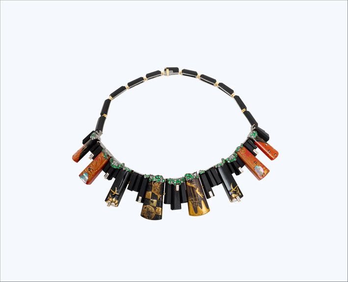 Колье-воротник периода Мэйдзи начала XX века имеет замысловатый дизайн и украшено четырьмя японскими лаковыми шпильками, бриллиантами багетной огранки и зелеными цаворитами, оправленными в пластины из чистого серебра с черным родиевым покрытием Колье-воротник периода Мэйдзи начала XX века имеет замысловатый дизайн и украшено четырьмя японскими лаковыми шпильками, бриллиантами багетной огранки и зелеными цаворитами, оправленными в пластины из чистого серебра с черным родиевым покрытием