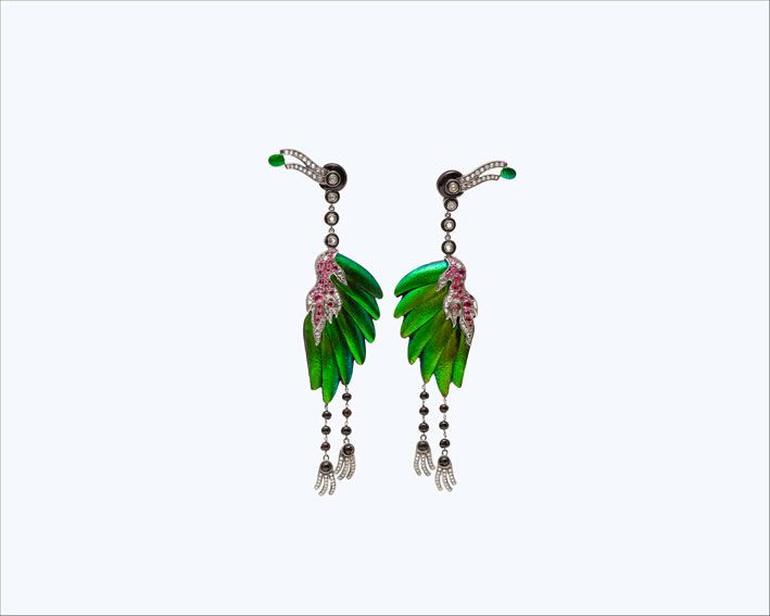 Серьги с бриллиантами, розовым турмалином и крыльями жука скарабея Серьги с бриллиантами, розовым турмалином и крыльями жука скарабея