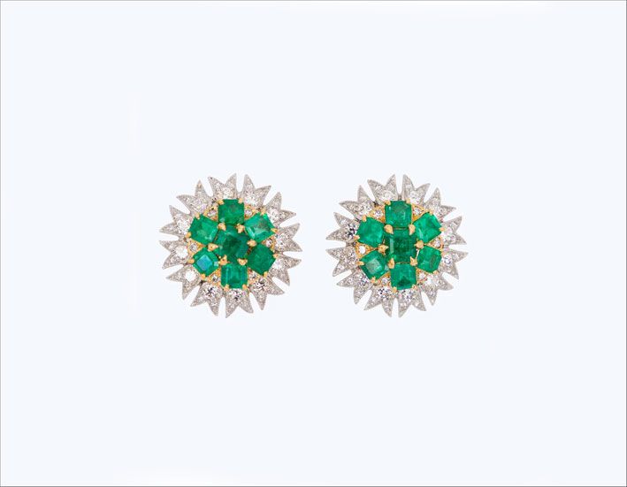 Серьги с изумрудами и бриллиантами в закрепке tremblant Серьги с изумрудами и бриллиантами в закрепке tremblant