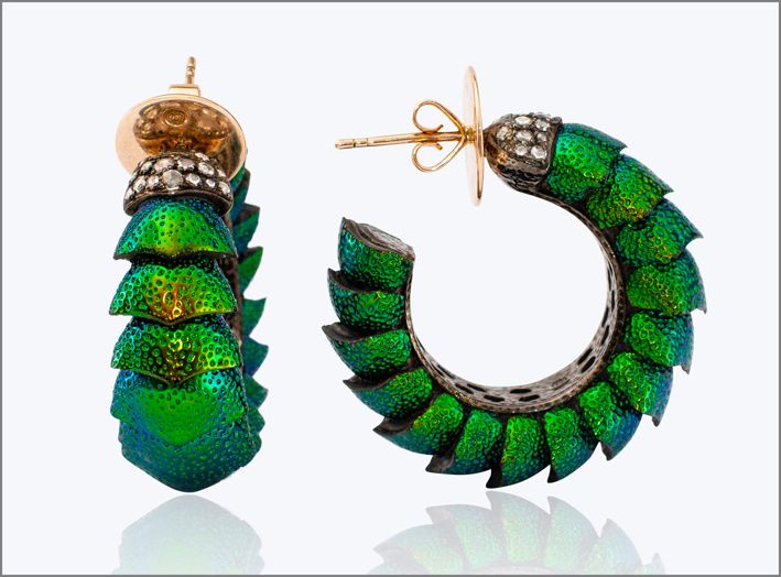 Серьги из золота, серебра, крыльев скарабея и бриллиантов Серьги из золота, серебра, крыльев скарабея и бриллиантов