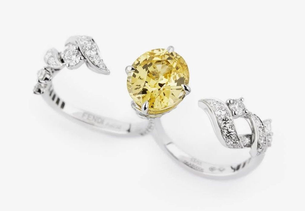 Двойное кольцо Triptych High Jewelry Gravitus от Fendi с желтым сапфиром Двойное кольцо Triptych High Jewelry Gravitus от Fendi с желтым сапфиром