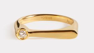 Toteme привнесла минималистский дух в первую ювелирную коллекцию Toteme привнесла минималистский дух в первую ювелирную коллекцию