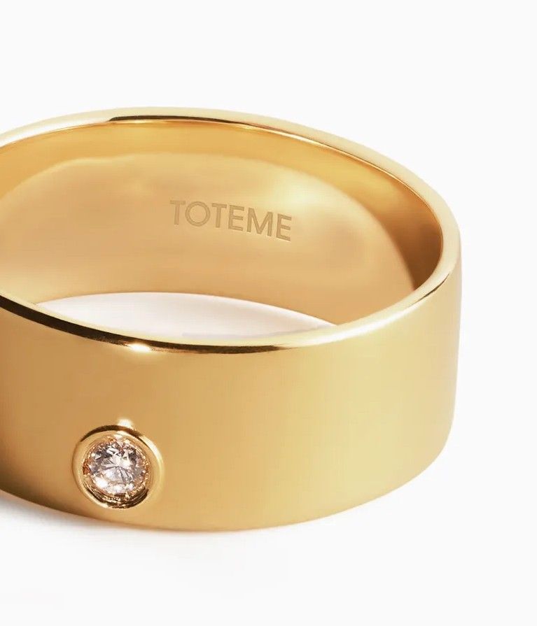 Сигарное кольцо от Toteme из переработанного 18-каратного золота с бриллиантом классической огранки, полученным из этических источников