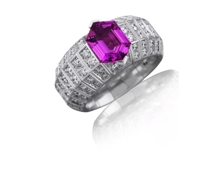 Кольцо от Picchiotti с пурпурно-розовым мадагаскарским бриллиантом в окружении белых бриллиантов 