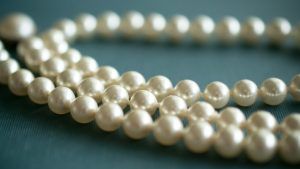Сила жемчужных украшений: элегантность и для молодых девушек