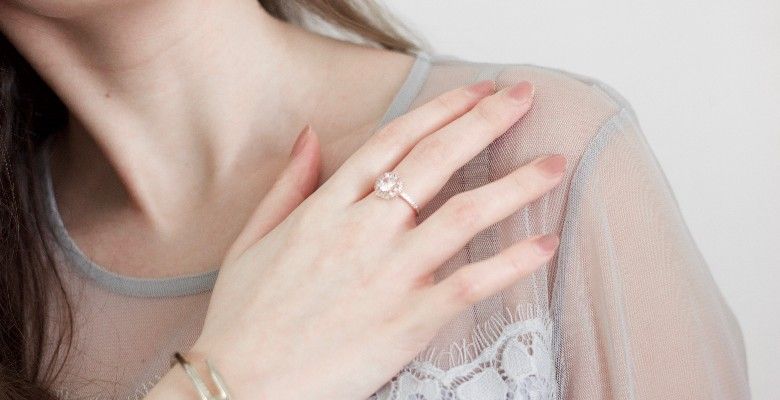 Влияние социальных сетей на тенденции ювелирной моды для молодых девушек