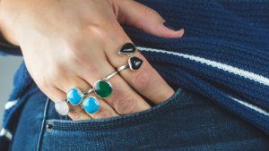 Цветовые сочетания украшений для молодых девушек: создаем стильный ансамбль Цветовые сочетания украшений для молодых девушек: создаем стильный ансамбль