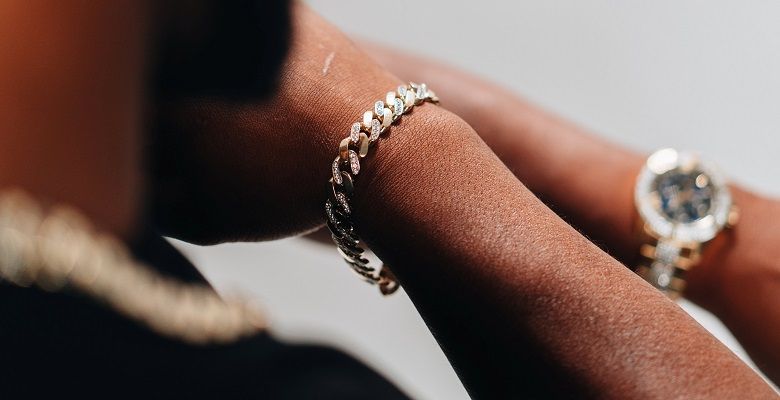 Как сочетать мужские браслеты с драгоценными и поделочными камнями
