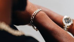 Как сочетать мужские браслеты с драгоценными и поделочными камнями