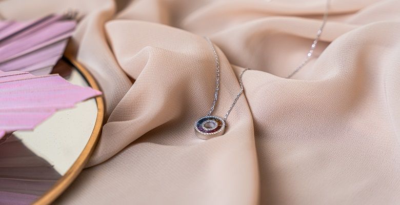 Как выбрать подвеску с драгоценным камнем, отражающую ваш характер