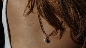 Как правильно носить и сочетать подвески с поделочными камнями