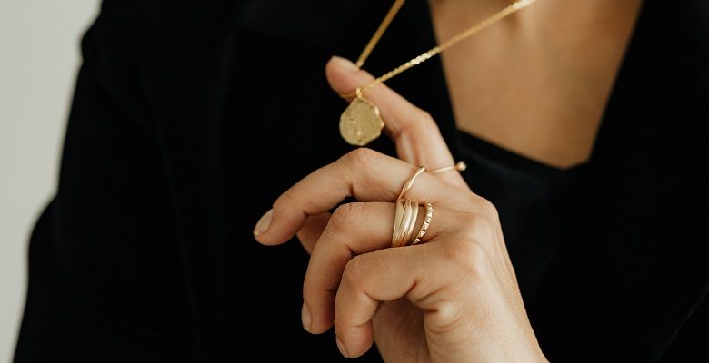 Как молодой девушке правильно подобрать украшения к своему наряду