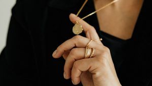 Как молодой девушке правильно подобрать украшения к своему наряду Как молодой девушке правильно подобрать украшения к своему наряду