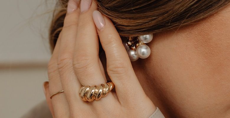 Ювелирные тенденции для молодых женщин в сезоне 2023–2024: что модно, а что нет