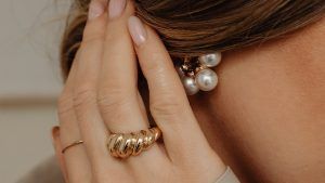 Ювелирные тенденции для молодых женщин в сезоне 2023–2024: что модно, а что нет Ювелирные тенденции для молодых женщин в сезоне 2023–2024: что модно, а что нет