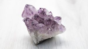 Загадочные свойства драгоценных камней: от аметиста до изумруда