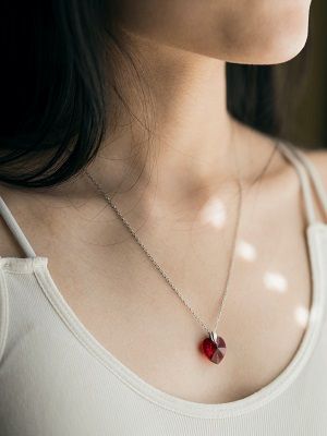 подвеска с драгоценным камнем