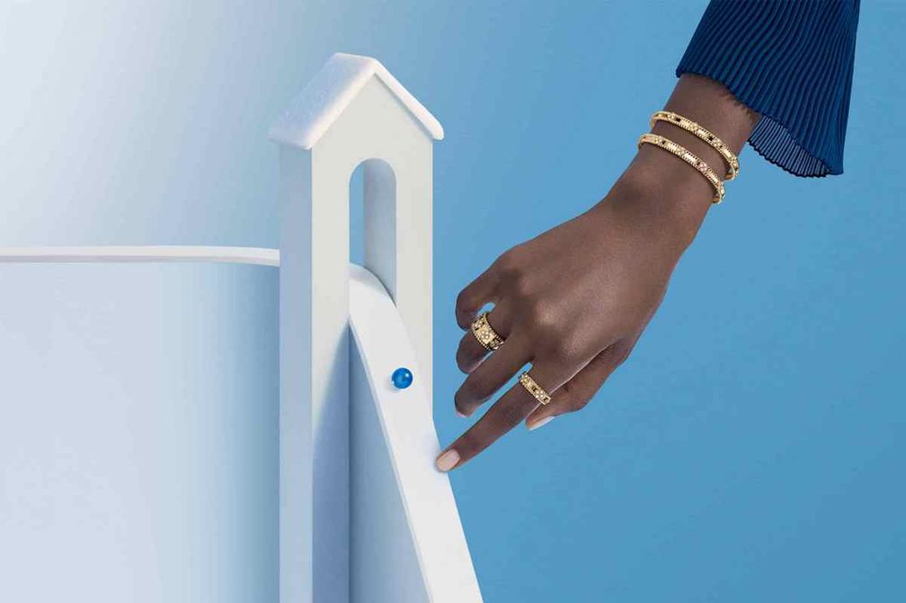 Van Cleef & Arpels и французский художник Артур Хоффнер представляют коллекцию Perlée Van Cleef & Arpels и французский художник Артур Хоффнер представляют коллекцию Perlée