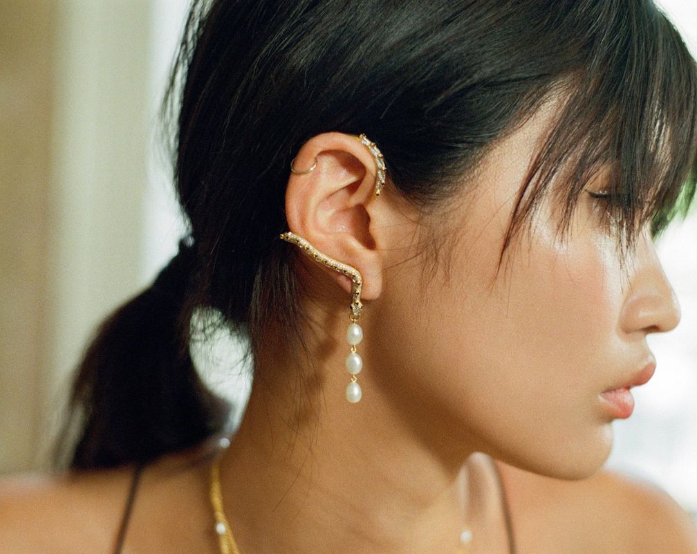 Жемчужные серьги-каффы от Harris Reed x Missoma Жемчужные серьги-каффы от Harris Reed x Missoma