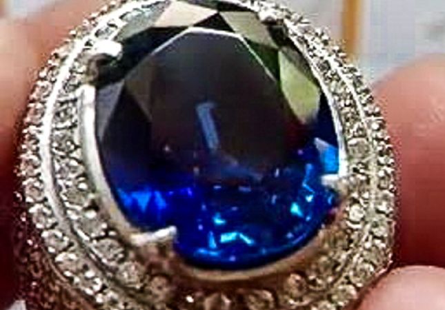 Тот самый "кашмирский" сапфир Тот самый "кашмирский" сапфир. Фото: GSI