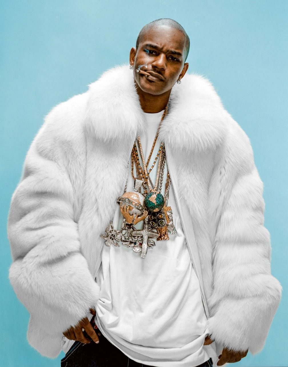 Рэпер Cam'ron в массивных золотых цепочках с подвесками Рэпер Cam'ron в массивных золотых цепочках с подвесками