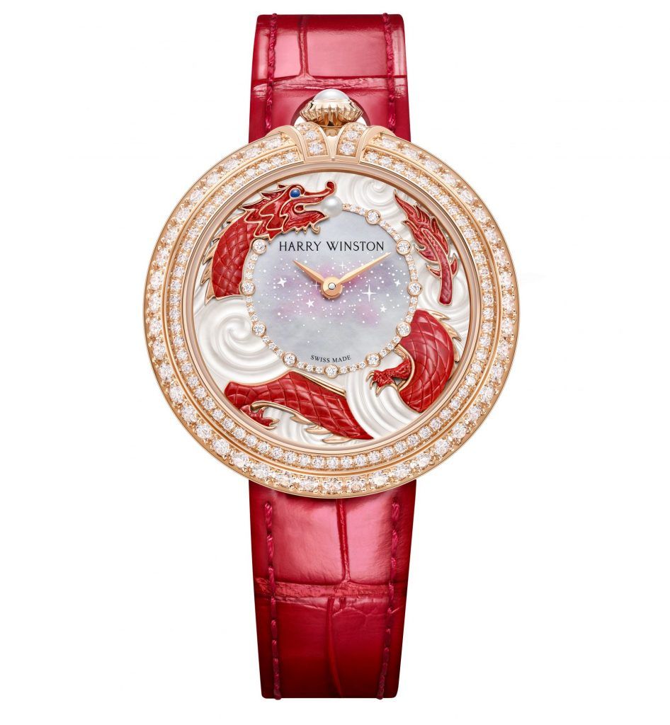 Дракон на часах от Harry Winston, сверкая голубыми глазами, резвится в перламутровых облаках