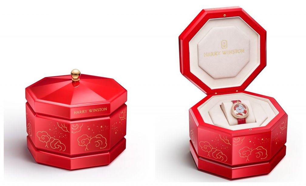 Золотая бусина, которой открывается восьмиугольная подарочная коробка, перекликается с жемчужиной на часах