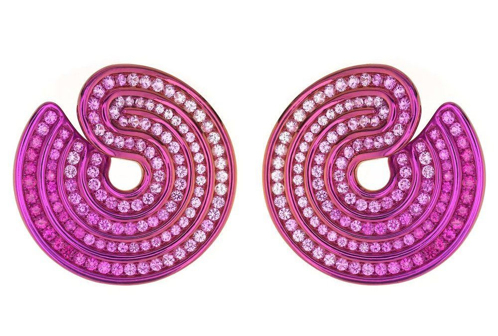 Серьги Swirl от Lily Gabriella изготовлены из легкого титана и украшены яркими драгоценными камнями