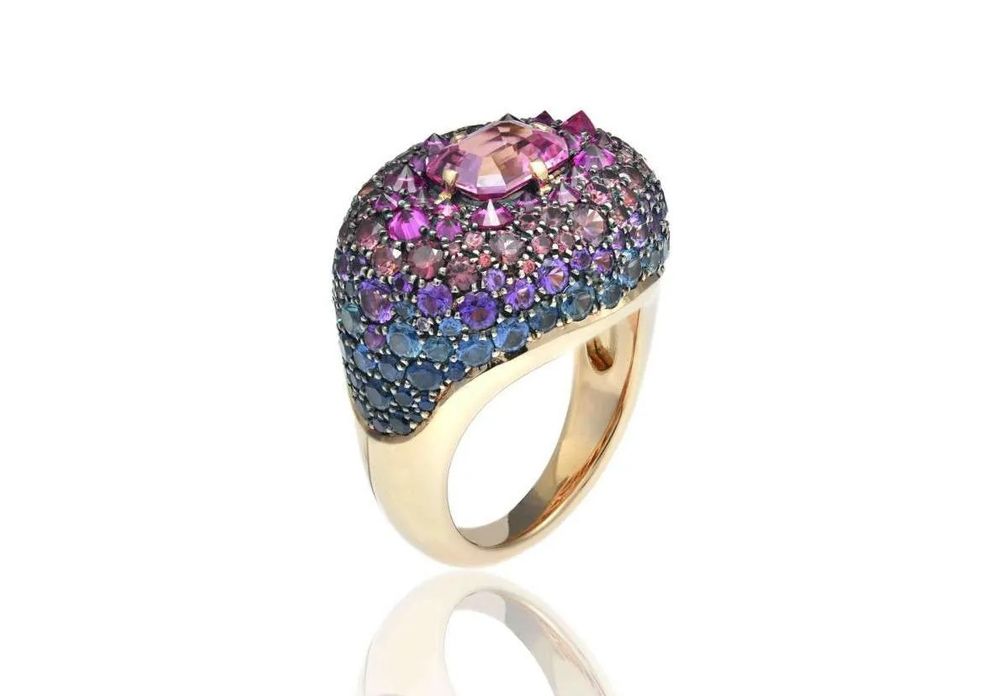 Кольцо Punk Rock украшено розовым сапфиром восьмиугольной огранки, окруженным градуированным радужным паве из сапфиров