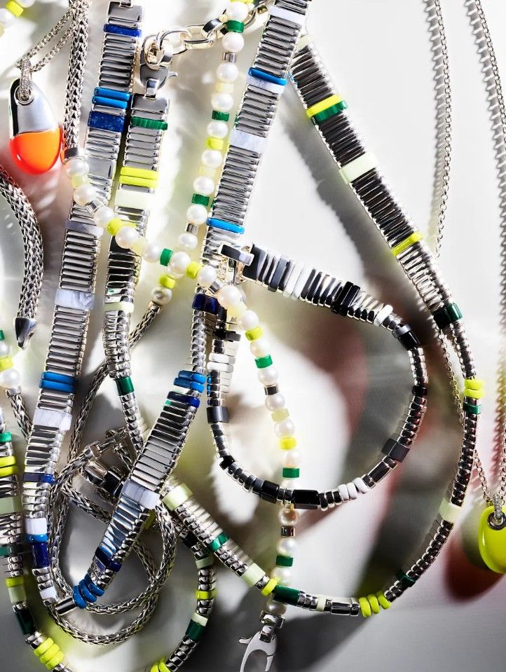 Доска настроения. «Сочетание стерлингового серебра, твердого камня и лака, отсылающее к традиционным бусам хейши ручной огранки» – Рид Кракофф Доска настроения. «Сочетание стерлингового серебра, твердого камня и лака, отсылающее к традиционным бусам хейши ручной огранки» – Рид Кракофф