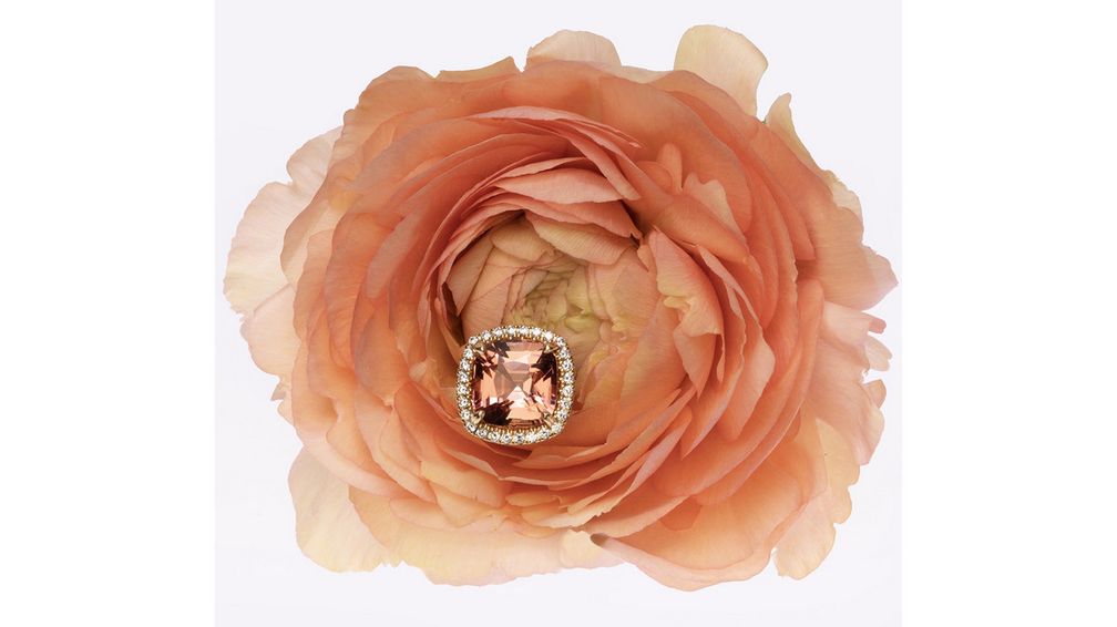 Турмалин персикового цвета весом 8,1 карата в оправе из 18-каратного золота от Lisa Nik Турмалин персикового цвета весом 8,1 карата в оправе из 18-каратного золота от Lisa Nik