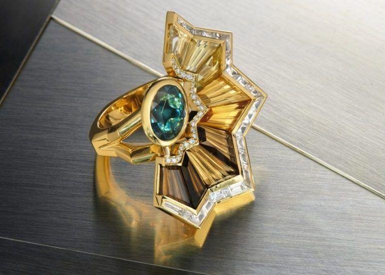 Кольцо Pleat Tourmaline из 18-каратного желтого золота с зеленым турмалином в центре, окруженным дымчатым кварцем, цитрином, желтым топазом, белыми сапфирами и белыми бриллиантами Кольцо Pleat Tourmaline из 18-каратного желтого золота с зеленым турмалином в центре, окруженным дымчатым кварцем, цитрином, желтым топазом, белыми сапфирами и белыми бриллиантами