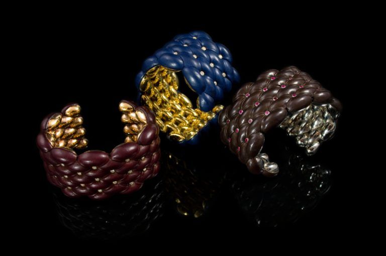 Золотые манжеты Chesterfield выполнены с использованием тонкой перчаточной кожи и украшены пуговицами с бриллиантами Золотые манжеты Chesterfield выполнены с использованием тонкой перчаточной кожи и украшены пуговицами с бриллиантами