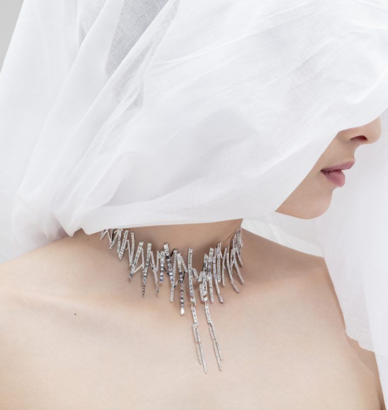 Колье Stellar Diamond — шедевр Томаша Доночика Колье Stellar Diamond — шедевр Томаша Доночика, вдохновленный бесстрашием женщины-кочевницы. Оно полностью состоит из 266 звеньев из белого золота и украшено 19 каратами бриллиантов багетной огранки в платиновой оправе. Дизайн гениально создан, чтобы при ношении создавалось ощущение второй кожи