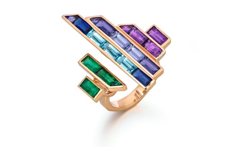 Кольцо Rainbow из 18-каратного розового золота украшено изумрудом, иолитом, танзанитом, голубым топазом, аметистом и сапфиром багетной и треугольной огранки. Оно вдохновлено фильмом 1980-х годов «Бегущий по лезвию» Кольцо Rainbow из 18-каратного розового золота украшено изумрудом, иолитом, танзанитом, голубым топазом, аметистом и сапфиром багетной и треугольной огранки. Оно вдохновлено фильмом 1980-х годов «Бегущий по лезвию»