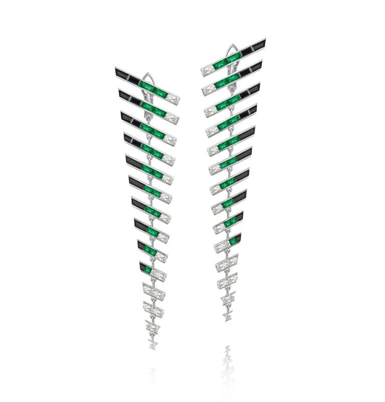 Серьги-подвески Electric Night Diamond And Emerald Blade Runner из 18-каратного белого золота с белыми бриллиантами, изумрудами и черной шпинелью Серьги-подвески Electric Night Diamond And Emerald Blade Runner из 18-каратного белого золота с белыми бриллиантами, изумрудами и черной шпинелью