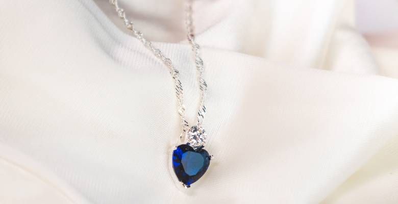 История возникновения кулонов с камнями