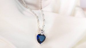 История возникновения кулонов с камнями