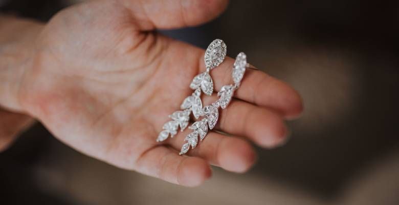 Как выбрать серьги, подходящие к форме лица и длине шеи