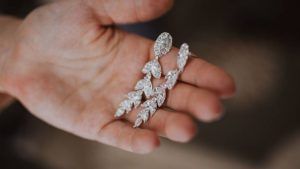 Как выбрать серьги, подходящие к форме лица и длине шеи