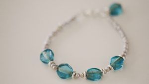 Как выбрать браслет с полудрагоценными камнями для повседневного ношения