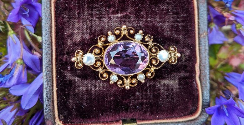 История возникновения брошей с драгоценными камнями
