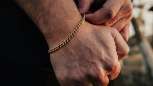 Мужская бижутерия: модные аксессуары по доступной цене