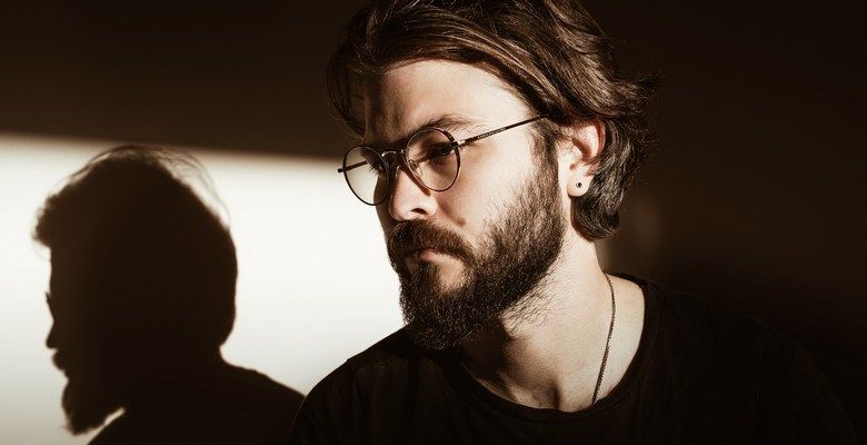 Мужские серьги с драгоценными и полудрагоценными камнями: модные тренды